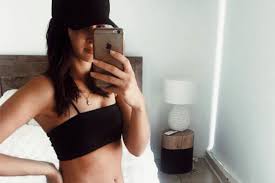 Manchmal jedoch habe ich das gefühl im bauch (unterleib) als wenn von innen nach außen geboxt wird. Der Babybauch Dieser Frau Wachst Nach Innen