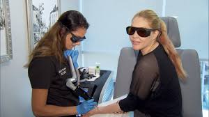 Travis barker and shanna moakler: Shanna Moakler Has Ex Husband Travis Barker S Name Tattoo Removed Youtube