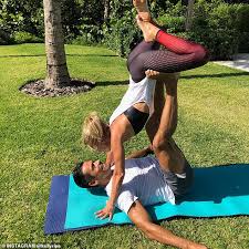On april 8, she told ryan seacrest that her children didn't want to hug her amid the ongoing coronavirus pandemic. Kelly Ripa S Daughter Mocks Mom S Instagram Belfies Daily Mail Online