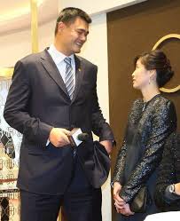 NBA球员夫妻身高差多少？姚明叶莉还算正常，博班比妻子高70厘米_直播8