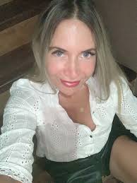 tell me, can we be friends or do you have somet|thing else in mind? I feel  like no one notices me, and it makes me a little curious…