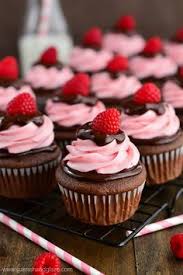 Raspberry Chocolate Cupcakes Recette Gateau Chocolat Petit Gateau Au Chocolat Et Gateaux Et Desserts
