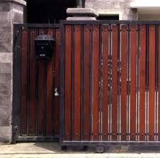 Example Of Wood Fences With Wheels Pagar Kayu Minimalis Modern