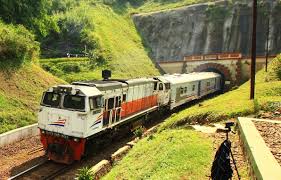 Kompilasi kereta api menghindari kecelakaan dengan cara yang mustahil bila terjadi di dunia nyata. 8 Alasan Kamu Harus Naik Kereta Api