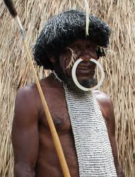 Di dalam rumah adat yang juga disebut dengan rumah bujang ini tersimpan senjata suku asmat yakni tombak, panah untuk berburu, dan noken. Suku Dani