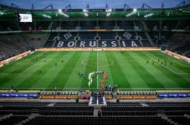 Sie macht stichproben und fragt jugendliche, was sie so spät am stadion. Corona Krise In Der Bundesliga Gladbacher Fanprojekt Startet Mit Produktion Von Pappkameraden Fussball Stuttgarter Nachrichten