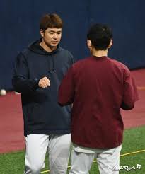 아서는 영국 국민건강보험 nhs를 통해 179만5000파운드(약 28억원)짜리 유전자 치료제 졸겐스마를 투약한 최초의 환자 중 한 명이다. ê¹€ìž¬í™˜ ì´ì •í›„ ë°˜ê°€ìš´ ì¸ì‚¬ í¬í† 