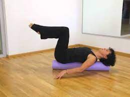 Die muskulatur des bauches fest anspannen. Pilates Ubungen Auf Der Rolle Deutsch Workout Mit Petra Kuhner Youtube Www Youtube Com Watch V Ke5na0zvvmg Other Pilates Ubungen Pilates Pilates Workout