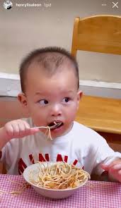 Cặp song sinh Hà Hồ đi học: Lisa tự chơi cực ngăn nắp ngoan ngoãn, cười ra  nước mắt với cảnh Leon ăn quên sự đời