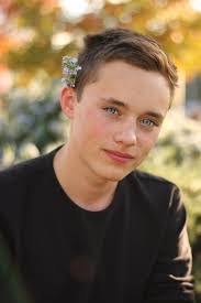 Carrie Holben's Instagram, Twitter & Facebook