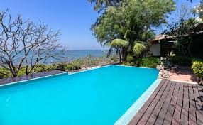 Quelles Sont Les Couleurs Possibles D Une Piscine Grace Au Liner Coque Ou Carrelage