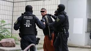 Die krawalle waren von ungefähr 400 hooligans ausgegangen. Dresden Hooligan Razzia Nach Krawallen Bei Dynamo Aufstieg Regional Bild De