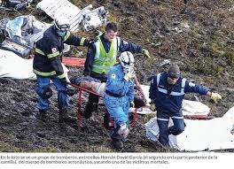 10helio neto, jugador de chapecoense de brasil, es ayudado por paramédicos en la clínica san. Cuando Los Otros Caen Alfonso Buitrago Londono Chapecoense Accidente Aereo