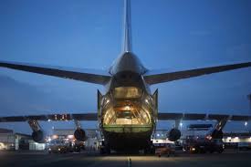 Não é recomendado que os animais de estimação viagem de avião, a menos que seja indispensável. Segundo Maior Aviao Do Mundo Pousa Em Brasilia Com 40t De Mascaras