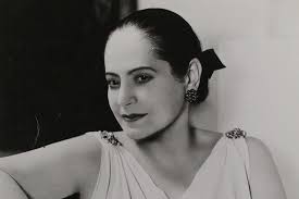 Interessante Fakten über Wimperntusche, sie wurde von einem Mann erfunden,  von einer Frau zu der Form perfektioniert, in der wir sie heute kennen