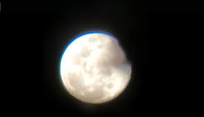 Luna se roteste in jurul pamantului in timp de 27,3 zile, ramanand tot timpul la distanta medie de 384 000 km, ceea ce reprezinta o distanta cam de 60 de ori mai mare. Observator Spectacol Pe Cer Prima Super LunÄƒ Din An Facebook