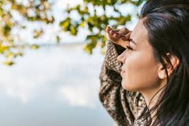 El Objetivo Zoom De 200mm a Distancia Es Una Regla De Luz De Puerta De  Tercios Fondo Borroso Sombra De Vidrio Florescente Cuadrado Foto de archivo 