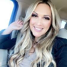 Lisa Roop's Instagram, Twitter & Facebook