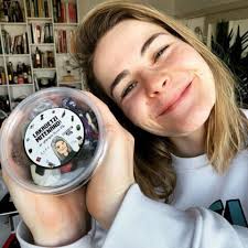 Jeannine michaelsen ist durch ihr datenvolumen limitiert und verkündet deshalb kurz und knackig: Hazel Brugger