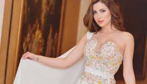 شاركت الفنانة السورية نسرين طافش متابعيها وجمهورها عبر منصة التواصل الاجتماعي من خلال حسابها الرسمي في المنصة مقطع فيديو من داخل سيارتها الفارهة تتراقص بعفوية على أنغام احدى أغاني النجم المصري تامر حسني الجديدة. Ù†Ø³Ø±ÙŠÙ† Ø·Ø§ÙØ´ ÙˆØ§Ù„Ø¯ÙŠ Ù…Ù† Ø£ØµÙˆÙ„ Ø³Ø¹ÙˆØ¯ÙŠØ© ÙˆÙ„Ù‡Ø°Ø§ Ø§Ù„Ø³Ø¨Ø¨ Ù…Ù†Ø¹Øª Ø§Ù„ØªØ¹Ù„ÙŠÙ‚Ø§Øª Ø¹Ù„Ù‰ ØµÙˆØ± Ø²ÙˆØ§Ø¬ ØªÙŠÙ… Ø­Ø³Ù† ÙˆÙˆÙØ§Ø¡ Ø§Ù„ÙƒÙŠÙ„Ø§Ù†ÙŠ Ø¬Ø±Ø§Ø¡Ø© Ù†ÙŠÙˆØ²