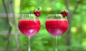 Un Slush Pour Adultes Vin Rose Vodka Et Fraises Frozen Rose Drinks Wine Slushie