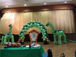 Dinosaur Balloon Sculpture For Baby Shower Party Decoration With Balloon Arch And Wicker Chair Http Balloon Decorations Party Dinosaur Balloons Balloons