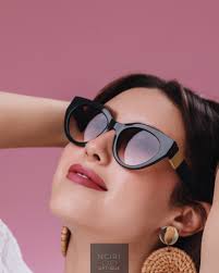 Model @khadija.b.aziza portant des lunettes ZOYA de chez @nciri_optique