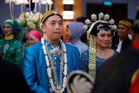 Riasan Rambut Pada Pengantin Perempuan Berupa Sanggul Rangkaian Bunga Melati Dan Cundhuk Menthul Cundhuk Menthul Ini Me Pengantin Rias Rambut Rangkaian Bunga