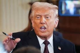 Man Scares People by Pretending to be a Mannequin in London Shop