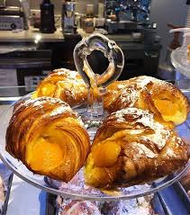 La Baguette Et Compagnieさんはinstagramを利用しています Have You Tried An Oranais Before Sweet Apricots With Some Vanilla Custard What S Vanilla Custard Food Custard