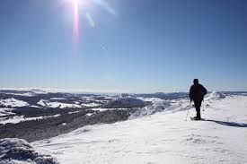 Que cela soit pour de la randonnée pédestre, du vtt, des vélos électriques, en orientation, en ski de randonnée nordique ou en raquettes à neige, vous trouverez toujours une bonne excuse pour sillonner nos chemins. Itinerance Nordique A Raquettes En Montagne Ardechoise Tous Les Plaisirs De La Randonnee A Raquettes En Liberte Ardeche Haute Loire