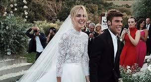 È cominciata la mattina del 31 agosto con una partenza in grande stile; Ferragnez Il Vestito Da Sposa Di Chiara Ferragni Firmato Dior Corpino In Pizzo In Stile Grace Kelly Velo Lunghissimo E Minishorts Sexy