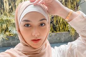Hal itulah yang membuatnya yakin ketika rezky menyatakan keseriusan meminangnya sebagai istri. Deretan Perempuan Cantik Yang Pernah Dekat Dengan Ali Syakieb Ada Citra Kirana