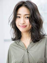 前髪 ピンで即 おしゃれになる 留め方10のコツ 仕事 学校にもおすすめアレンジ集 美的 com 黒髪パーマ ミディアム パーマ 前髪なし セミロング パーマ 前髪なし