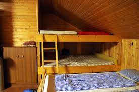 Hochbett angepasst an die dachschrageliegehohe richtet sich nach der hohe des kniestocks bett wird bei der montage an den neigungswinkel ds daches angepasstbei. Hochbett In Einer Dachschrage So Funktioniert S