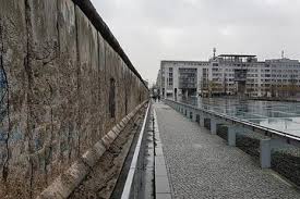 From ep by guerre froide. Explorez Le Mur De Berlin La Guerre Froide A Berlin Et Derriere Le Mur De Berlin 2021 Garantie Du Prix Le Plus Bas
