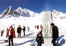Yùlóng xuěshān) is a mountain massif or small mountain range in yulong naxi autonomous county, lijiang, in yunnan province, china. Jade Dragon Snow Mountain Lijiang Yunnan