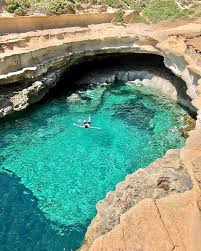 St Peter S Pool Is One Of The Most Beautiful And Stunning Natural Swimming Pools In Malta And Is Located Close To Marsaxlokk At Th Reizen Zwembad Frankrijk