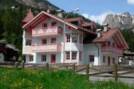 In posizione estremamente panoramica di pozza di fassa, strategica agli impianti del buffaure, si propone alla vendita trilocale al piano terra con spazio esterno. Vacanze In Val Di Fassa Hotel Alberghi E Appartamenti