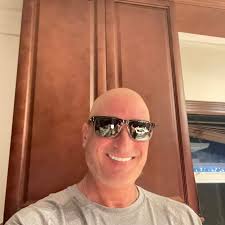 Do men who say good morning/night and messages first even exist anymore