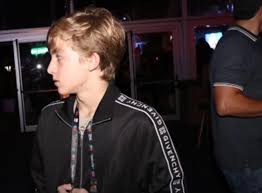 Luciano huck tem loucura pelos filhos, joaquim, de 11 anos, benício, de 8, e eva, 3 e meio, todos de seu casamento com angélica. Filho De Luciano Huck Vai Ao Rock In Rio Com A Namorada Tenta Esconder A Mesma Mas Identidade Da Jovem E Revelada Tv Foco