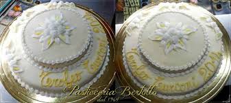 Torta decorata con brush embroidery di ghiaccia reale. Torta A Due Piani Ricoperta Con Pasta Di Mandorla Marzapane E Decorata Con Glassa Reale E Fio Picture Of Pasticceria Bertollo Rapallo Tripadvisor