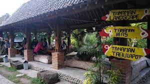 Di sini wisatawan dapat melihat berbagai jenis tanaman buah, tanaman hias serta berwisata kuliner. Daftar Menu Dan Harga Di Kampung Flory Sleman