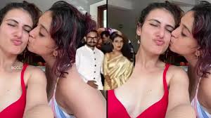 Aamir Khans daughter Ira Khan kisses Fatima Sana Shaikh in this viral  picture, netizens troll them with harsh comments