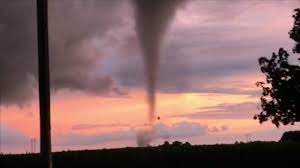 A massive storm and at least one tornado ripped through the chicago suburbs late sunday night, injuring at least five people and damaging more than 100 homes. Chicago Weather Ef 1 Tornadoes Confirmed In Manhattan Gifford Flooding In Nw Suburbs Abc7 Chicago
