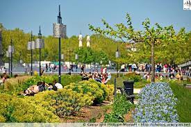 jardin des lumieres quai de la douane bordeaux aquitaine gironde promenade fleurie en bordure de garonne bordeaux en france paysage france bordeaux