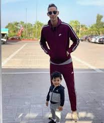 يشار إلى أنه النادي الأهلي سيواجه نظيره الزمالك، الأحد المقبل في اللقاء المؤجل من الجولة الرابعة. Ø¨Ø¯Ø± Ø¨Ø§Ù†ÙˆÙ† Ù„Ø§Ø¹Ø¨ Ø§Ù„Ø£Ù‡Ù„Ù‰ Ø§Ù„Ø¬Ø¯ÙŠØ¯ ÙŠØ­ØªÙÙ„ Ù…Ø¹ Ø§Ø¨Ù†Ù‡ Ø¨ÙÙˆØ² Ø§Ù„Ø±Ø¬Ø§Ø¡ Ø¨Ø§Ù„Ø¯ÙˆØ±Ù‰ Ø§Ù„Ù…ØºØ±Ø¨Ù‰ ÙÙŠØ¯ÙŠÙˆ Ø³ØªØ§Ø¯ Ø§Ù„Ø£Ù‡Ù„ÙŠ