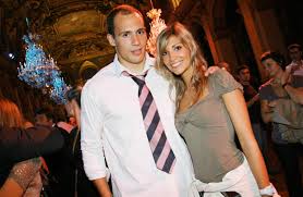 Si possible encore un an, puis pourquoi pas une place dans le staff, son aura de leader et son expérience sera toujours la bienvenue. Sergio Parisse Rugby Et Alexandra Rosenfeld Miss France 2006