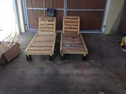 A good project for beginners who want to go into making pallet furnitures! Diy Pallet Chaise Lounge Chairs Pallet Furniture Plans