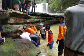 Hal ini dicapai melalui tangga curam dan sempit (di mana akses dengan biaya berada pada sisi schloss laufen). Supian Akbar Ditemukan Tewas Tenggelam Di Air Terjun Jantur Doyan Jpnn Com